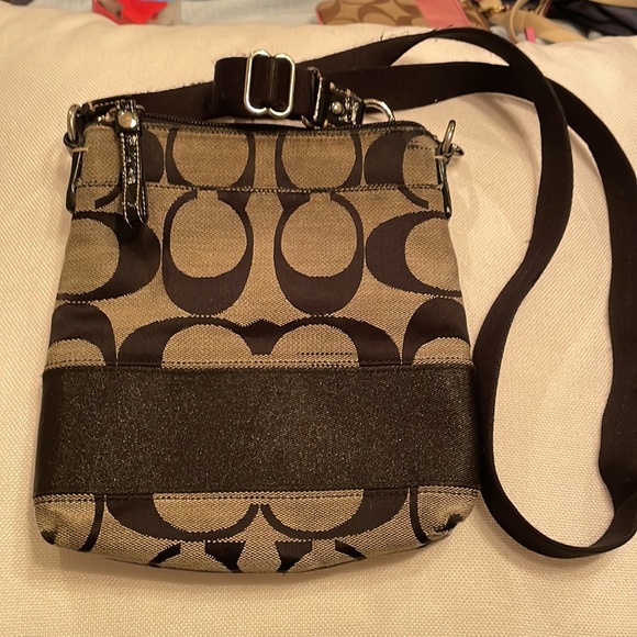 Coach black signature print cross body bag - pre owned used condition - Picture 2 of 4